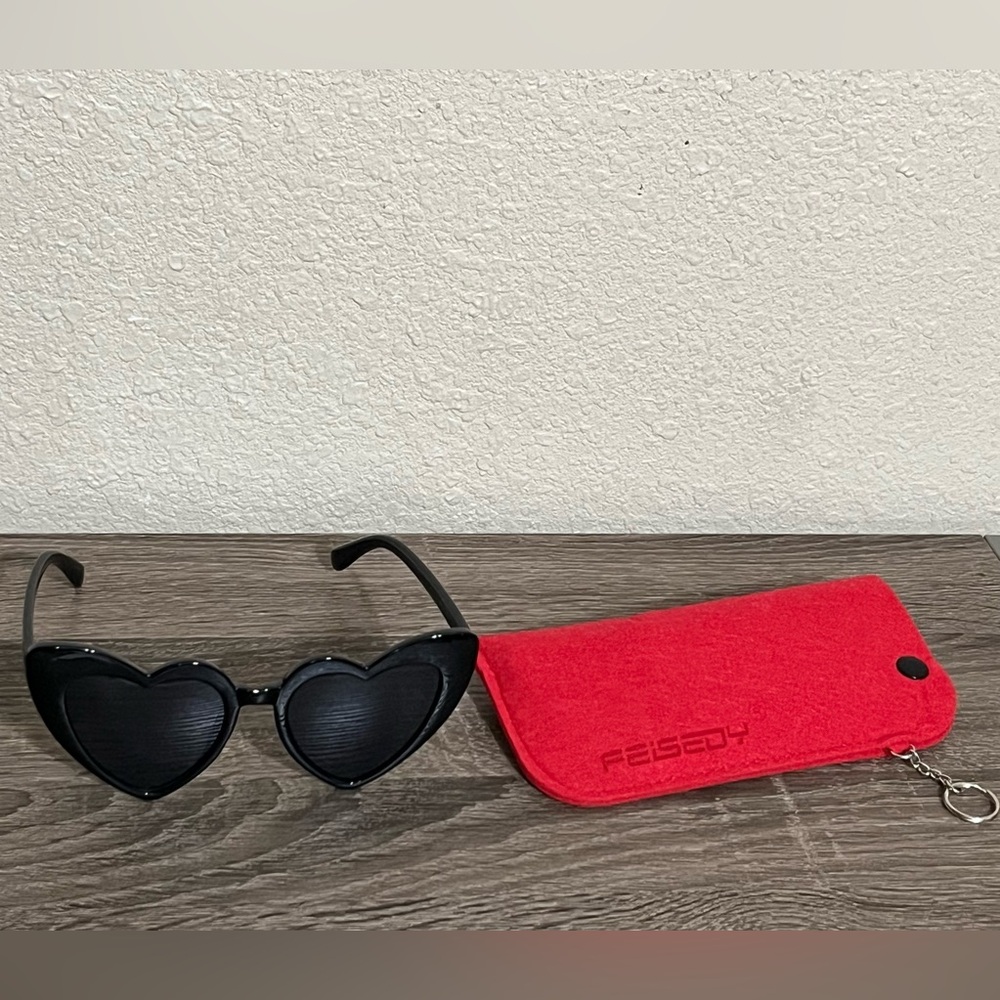 NIP Vintage Style Heart Shaped Sunglasses